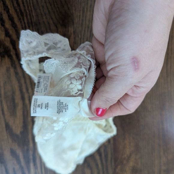 NEW Vintage Victoria's Secret Silk Bridal Cream Lace Thong Medium Y2K - Picture 4 of 6